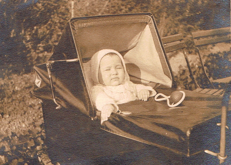Paulette a 10 mois - Paris - le 15 mars 1931