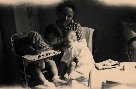 Mamé Morin et ses petits enfants